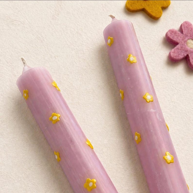 Set aus 2 Stabkerzen in Rosa mit floralem Design