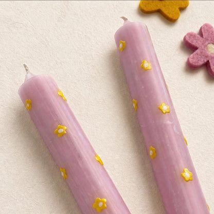 Set aus 2 Stabkerzen in Rosa mit floralem Design