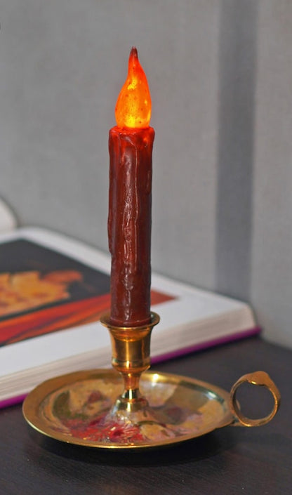 Primitive flackernde flammenlose Spitzkerzen mit Timer, tropfenförmige LED-Kerzen in Wachsoptik, rustikale Bauernhaus-Wohnkultur