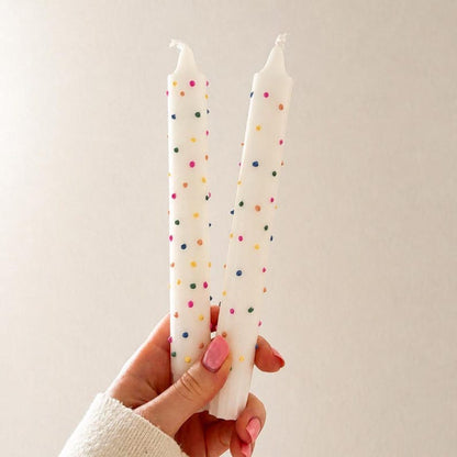Set mit 2 handbemalten Stabkerzen Pastell Konfetti, weiße Kerzen mit pastellfarbenen Punkten, Stearin