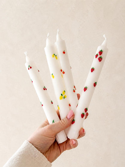 4er-Set Stabkerzen mit Fruchtmotiven – Handbemalt, Stearin, Weiß mit bunten Akzenten