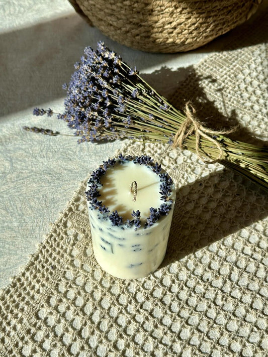Sojakerze mit getrocknetem Lavendel, entspannender Duft, 9 cm x 7,5 cm