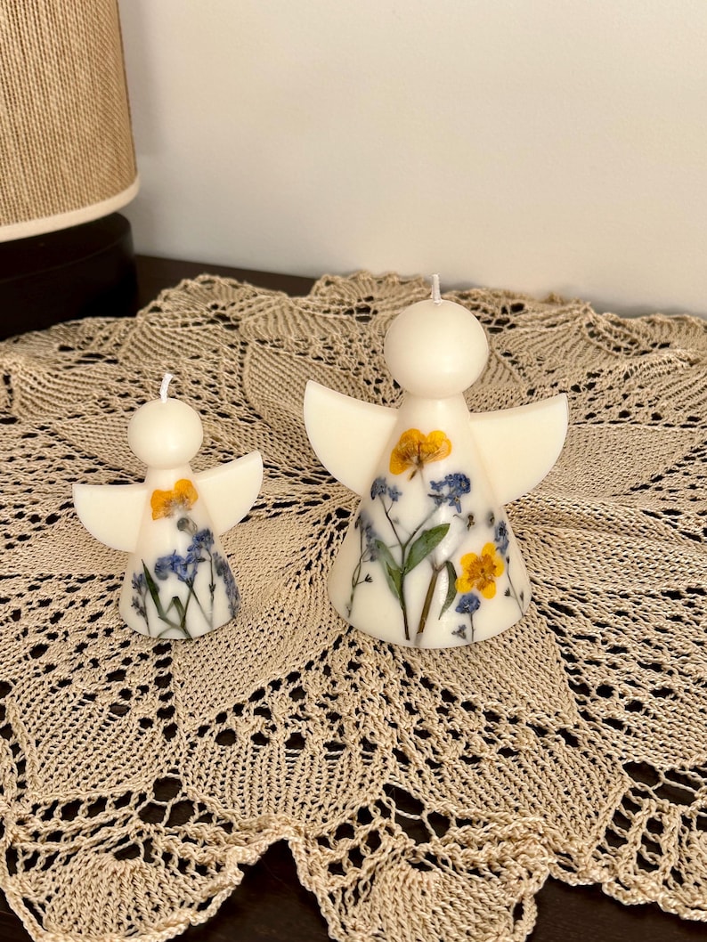 Engel Kerze mit getrockneten Blumen, handgefertigte Blumenkerze, Sojawachs