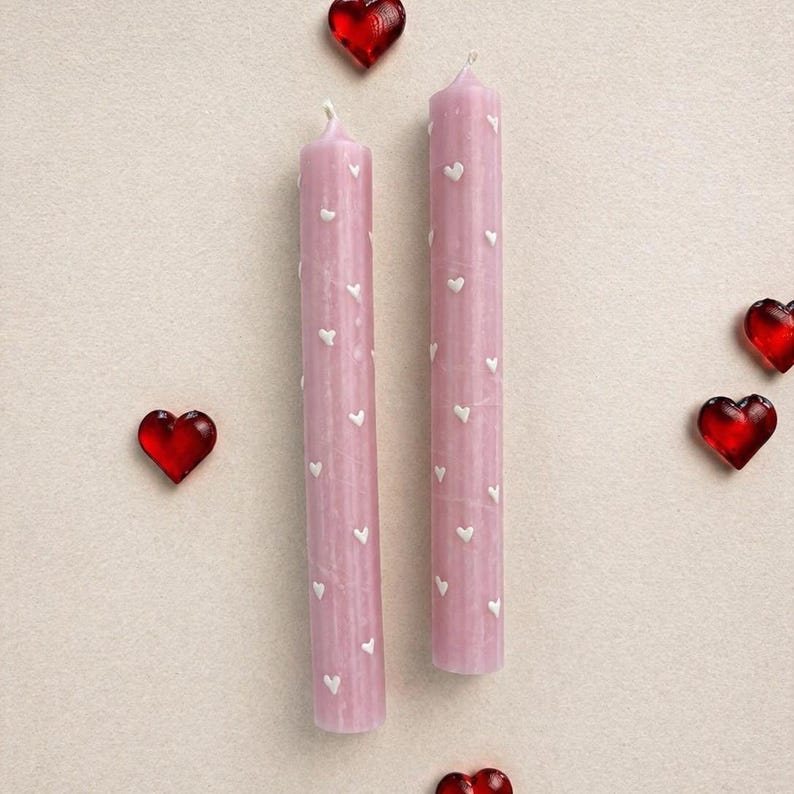 2er-Set rosa handbemalte Herz-Stabkerzen, romantische Tischdekoration