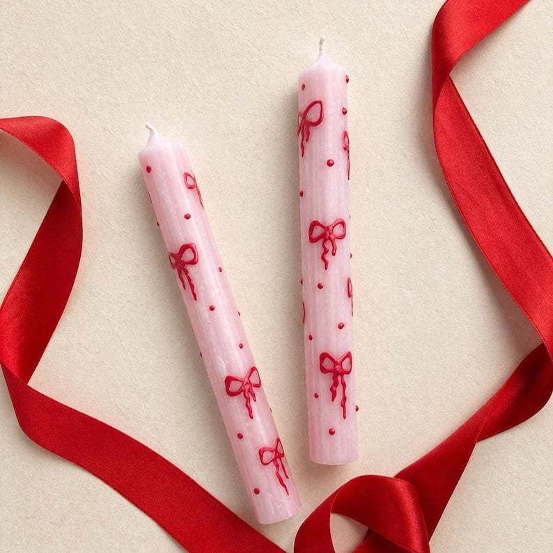 Rosa Schleifen-Kerzen Set aus 2 Stabkerzen Handbemalt Coquette Deko