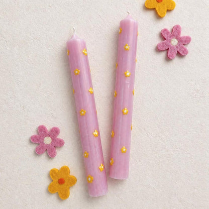 Set aus 2 Stabkerzen in Rosa mit floralem Design