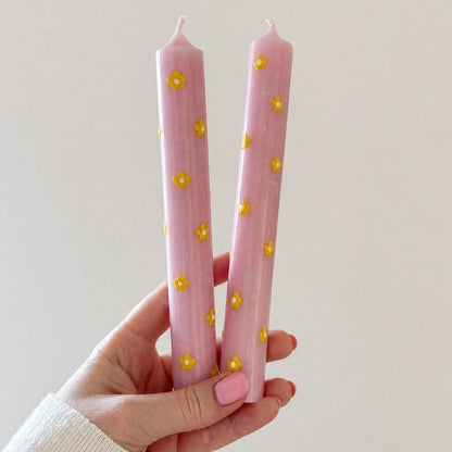 Set aus 2 Stabkerzen in Rosa mit floralem Design