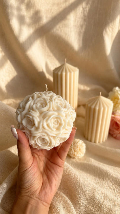 Handgemachte Rosenkugel Kerze 6x6 cm – Florale Blumenkerze, Rosa oder Weiß
