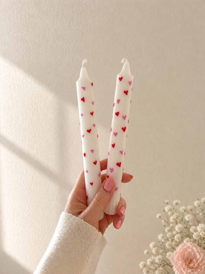 2er-Set Stabkerzen aus Stearin, handbemalt mit Herzdesign, Weiß, Rot, Rosa