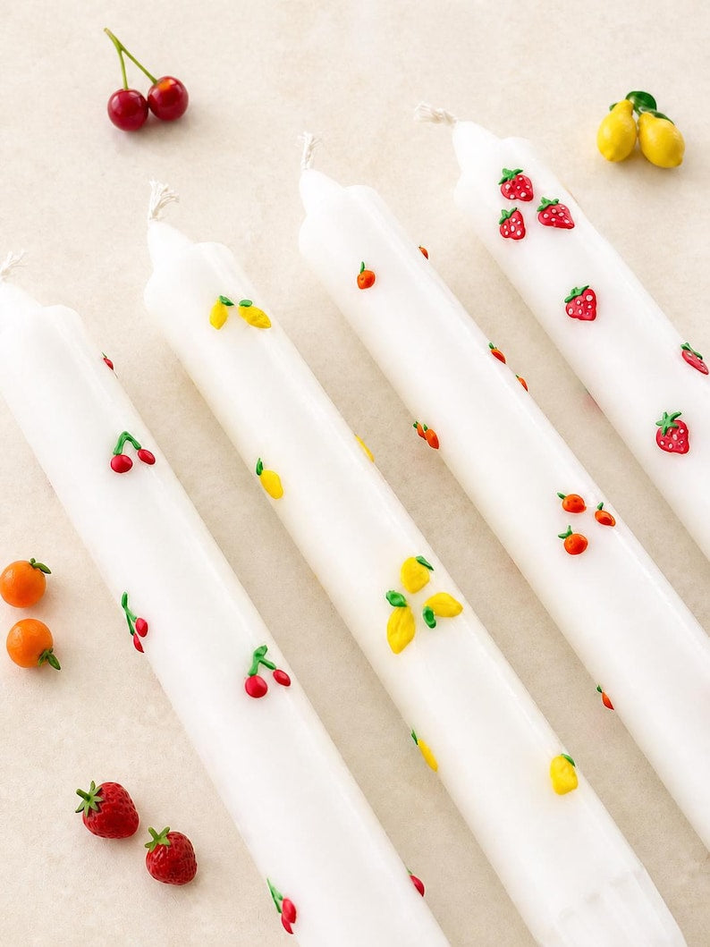 4er-Set Stabkerzen mit Fruchtmotiven – Handbemalt, Stearin, Weiß mit bunten Akzenten