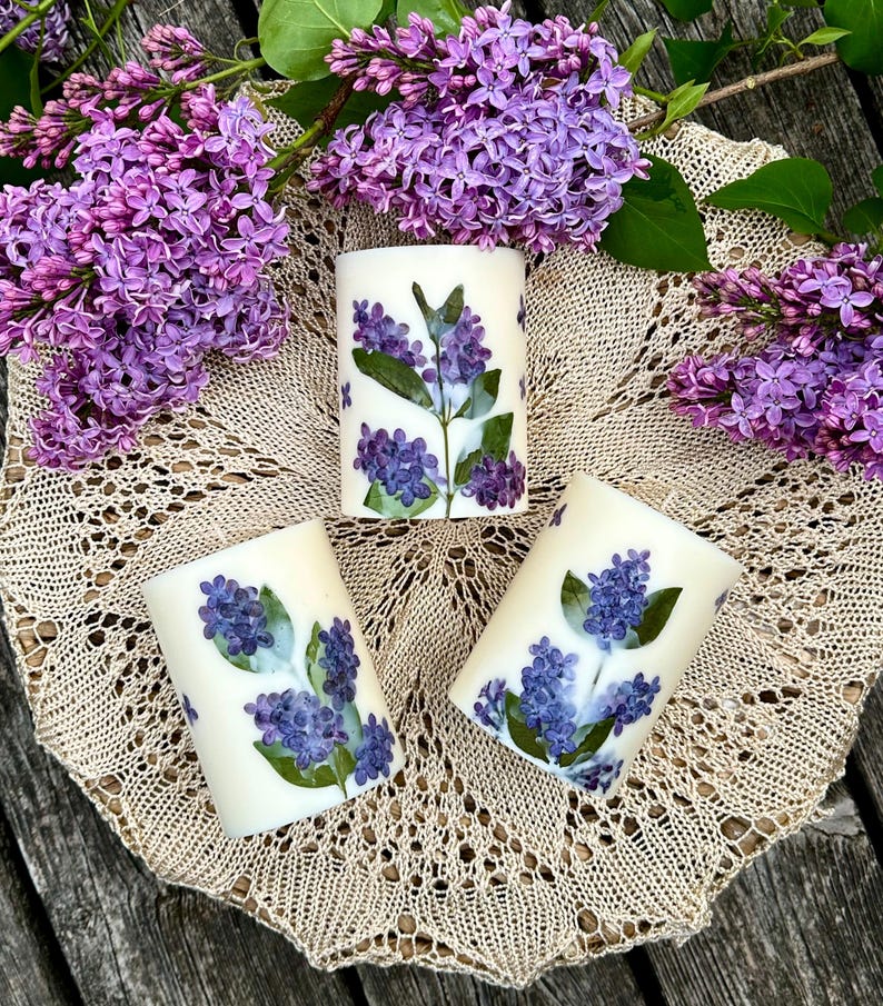Sojakerze mit echten Fliederblumen, Sojawachs, Baumwolldocht, 9 x 7,5 cm