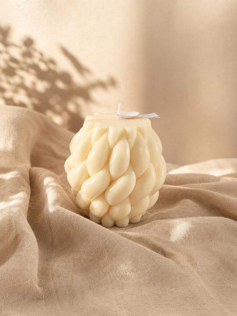 Knoten Kerze Creme Beige 9 cm x 6 cm Handgegossene Designkerze