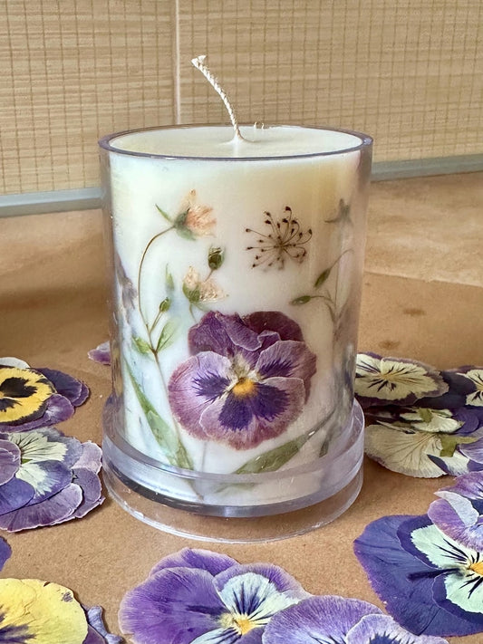 Gepresstes Blumenwachs Stiefmütterchen Kerze, Botanische Sojawachssäule, Cottagecore Dekor