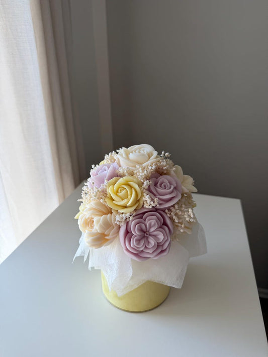 Handgefertigter Wachsblumenstrauß aus Rapswachs mit Trockenblumen in eleganter Samtbox, Pastellfarben
