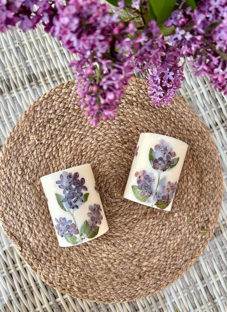 Sojakerze mit echten Fliederblumen, Sojawachs, Baumwolldocht, 9 x 7,5 cm