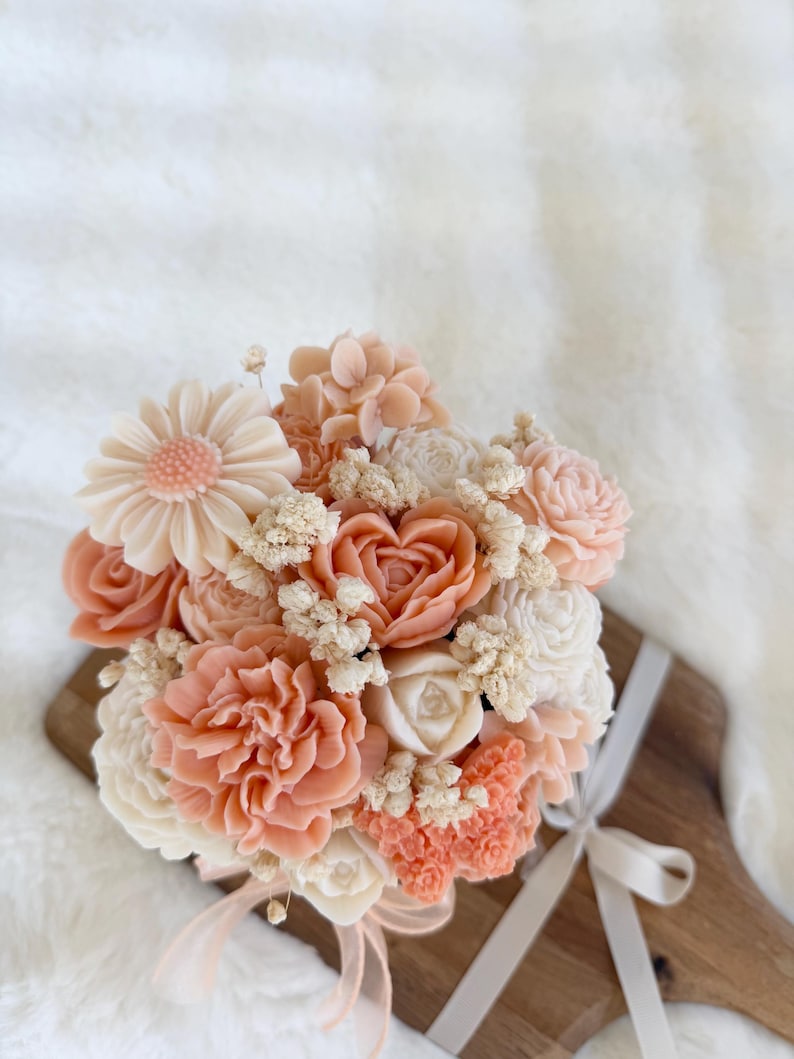 Pastellorange Kerzenblumenstrauß mit 15-22 Wachsblumen in Geschenkbox 12 cm