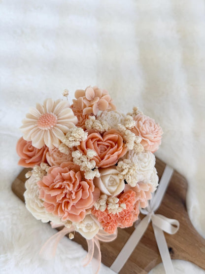 Pastellorange Kerzenblumenstrauß mit 15-22 Wachsblumen in Geschenkbox 12 cm