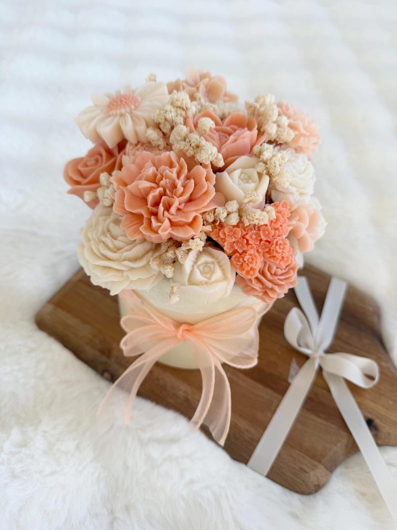 Pastellorange Kerzenblumenstrauß mit 15-22 Wachsblumen in Geschenkbox 12 cm