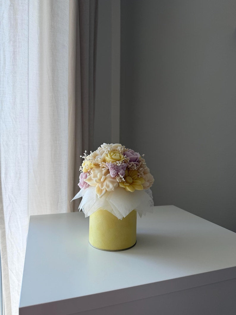 Handgefertigter Wachsblumenstrauß aus Rapswachs mit Trockenblumen in eleganter Samtbox, Pastellfarben