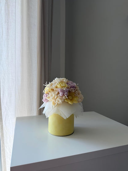 Handgefertigter Wachsblumenstrauß aus Rapswachs mit Trockenblumen in eleganter Samtbox, Pastellfarben