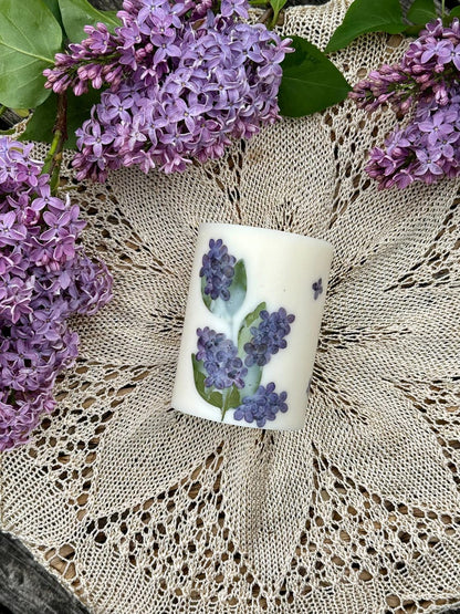 Sojakerze mit echten Fliederblumen, Sojawachs, Baumwolldocht, 9 x 7,5 cm