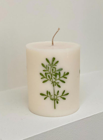 Sojawachs Kerze mit Litauischer Rautenblume, 9 cm x 7,5 cm, Duftend, Handgegossen