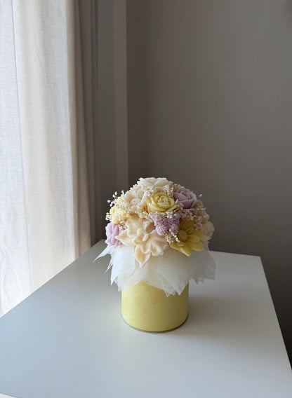 Handgefertigter Wachsblumenstrauß aus Rapswachs mit Trockenblumen in eleganter Samtbox, Pastellfarben