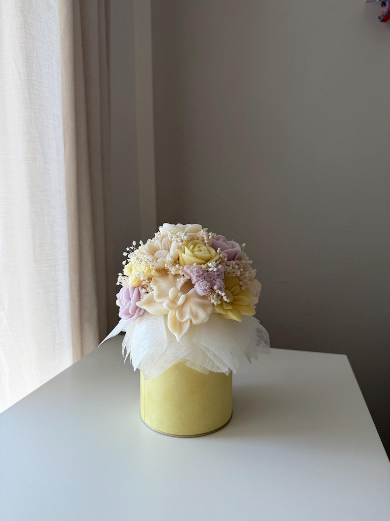 Handgefertigter Wachsblumenstrauß aus Rapswachs mit Trockenblumen in eleganter Samtbox, Pastellfarben