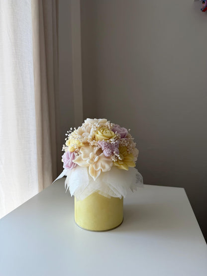Handgefertigter Wachsblumenstrauß aus Rapswachs mit Trockenblumen in eleganter Samtbox, Pastellfarben