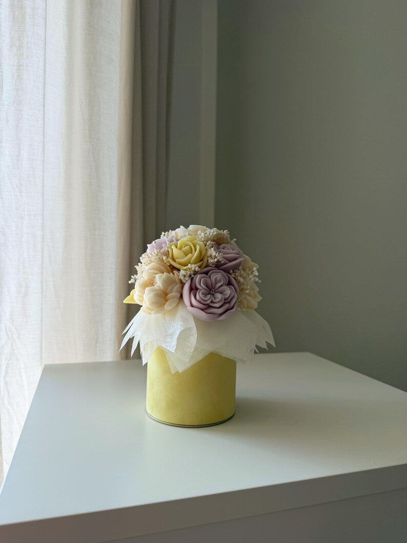 Handgefertigter Wachsblumenstrauß aus Rapswachs mit Trockenblumen in eleganter Samtbox, Pastellfarben