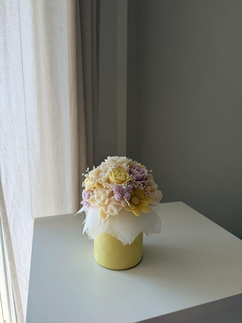 Handgefertigter Wachsblumenstrauß aus Rapswachs mit Trockenblumen in eleganter Samtbox, Pastellfarben