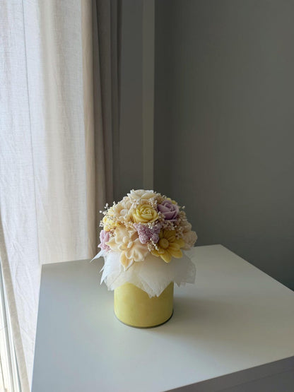 Handgefertigter Wachsblumenstrauß aus Rapswachs mit Trockenblumen in eleganter Samtbox, Pastellfarben