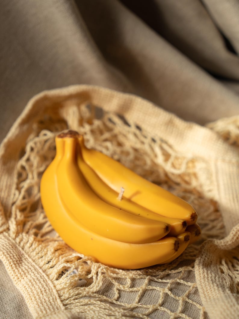 Bananenförmige Kerze aus Sojawachs und Olivenwachs, 14 cm x 7 cm, 252 g