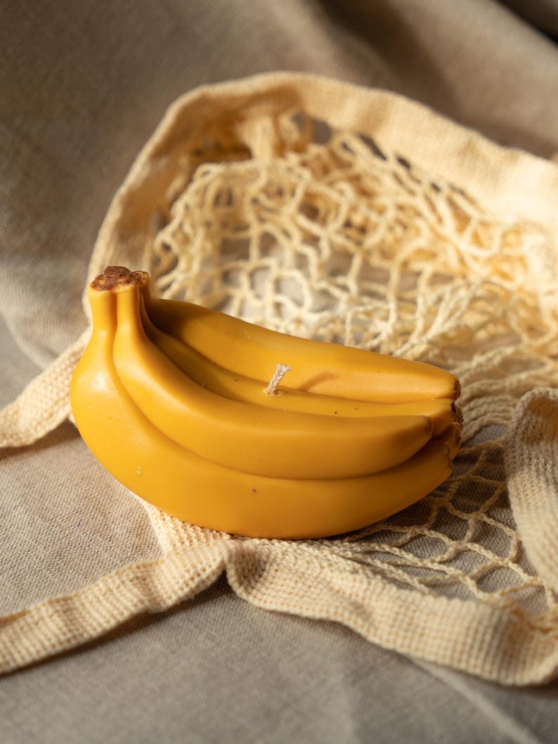 Bananenförmige Kerze aus Sojawachs und Olivenwachs, 14 cm x 7 cm, 252 g