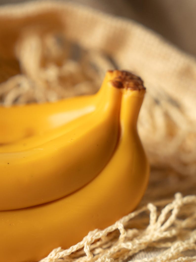 Bananenförmige Kerze aus Sojawachs und Olivenwachs, 14 cm x 7 cm, 252 g