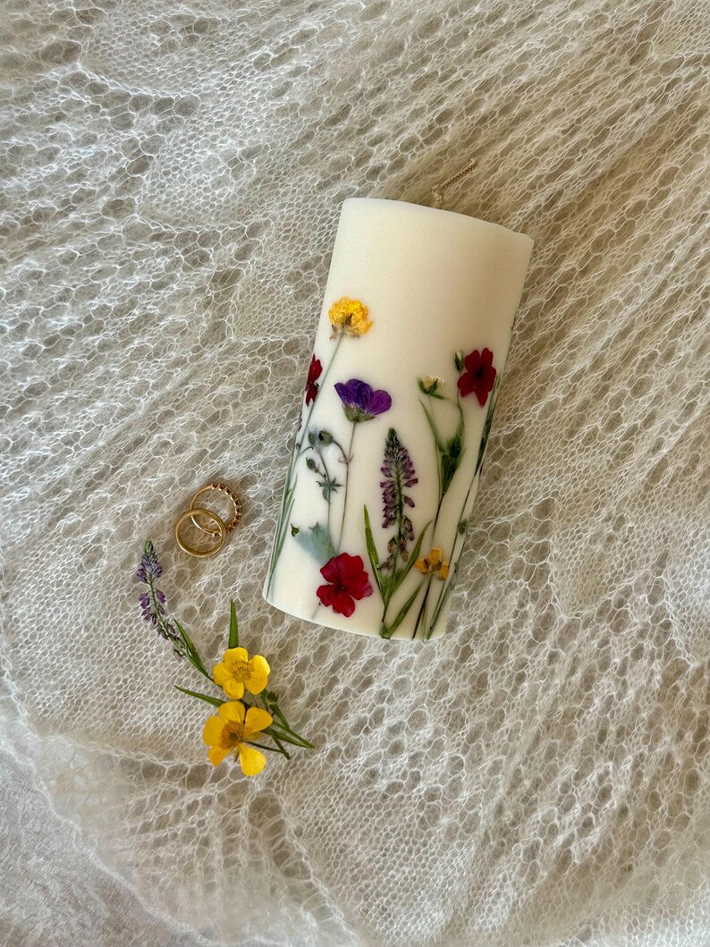 Sojakerze mit Blumenmuster, Duftkerze, 14 cm x 7 cm, 45–50 Stunden Brenndauer