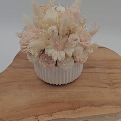 Kerzen-Blumenstrauß mit Duft und Trockenblumen in handgegossener Keraflott-Schale Creme/Weiß