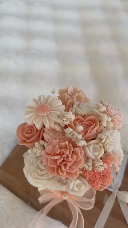 Pastellorange Kerzenblumenstrauß mit 15-22 Wachsblumen in Geschenkbox 12 cm